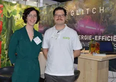 Kristien Daens (Universiteit van Antwerpen) en Luis Corbala (ILVO) in de stand van GLITCH, het innovatieproject in de Nederlands-Belgische grensregio waarin diverse (onderzoek)partijen werk maken van innovaties die de CO2-emissie in de glastuinbouw moeten inperken.